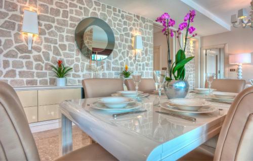 Luxury Seafront Villa Perfetto