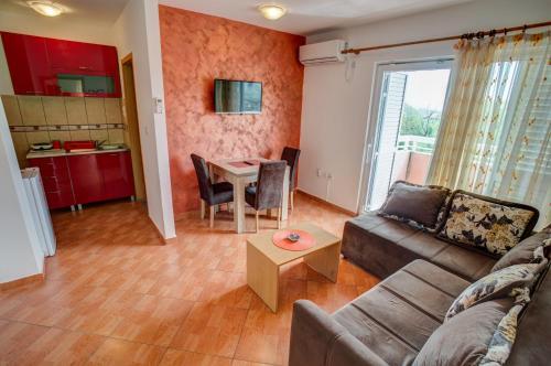 Dom Apartments