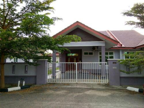 Hostal Anggun Beach Guest House