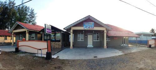Hostal Anggun Beach Guest House