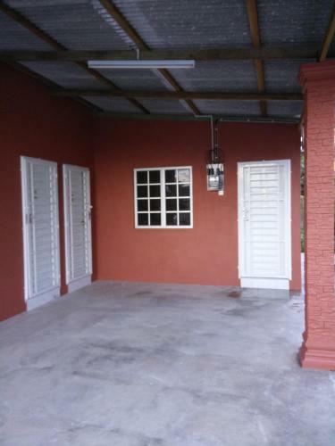 Motel Mama Iman Guestroom