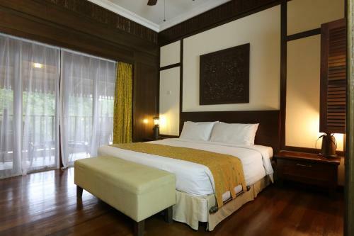Hotel Bukit Merah Laketown Resort
