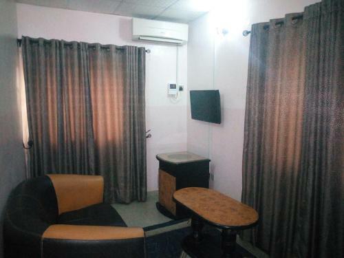 Hotel Bayse One Executive Suites And Bar