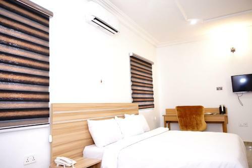 Graceland Hotel And Suites, Nyanyan