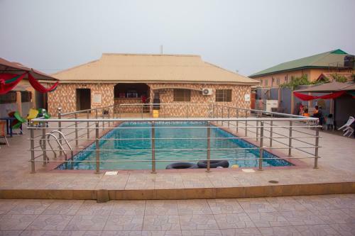 Duckland Hotel And Suites