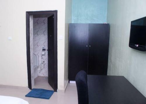 Westedge Hotel & Suites