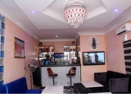Westedge Hotel & Suites