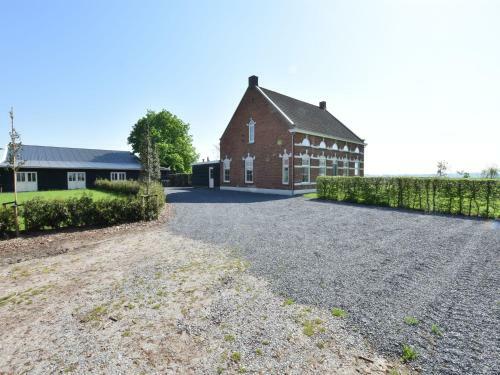 Gorgeous Meadow View Holiday Home In Hulst