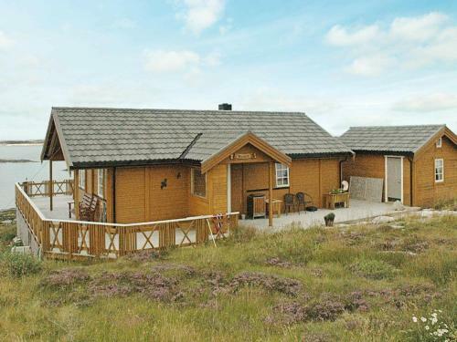 Three-bedroom Holiday Home In Dyrvik