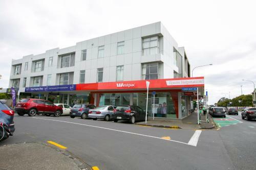 Epsom Central Spacious Modern 3-bedroom Apartment Plus Parking