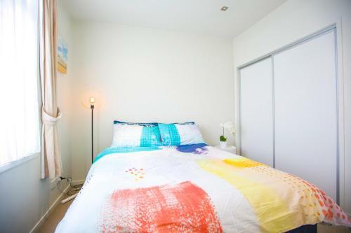 Epsom Central Spacious Modern 3-bedroom Apartment Plus Parking