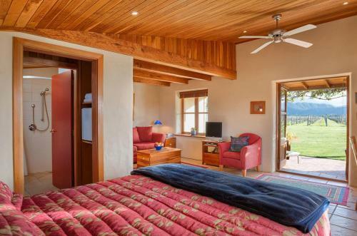 Bed & Breakfast Straw Lodge Vineyard And Boutique Lodging