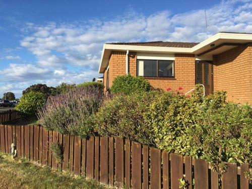 Sunny, Stylish & 2 Minutes From The Beach