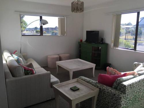 Sunny, Stylish & 2 Minutes From The Beach
