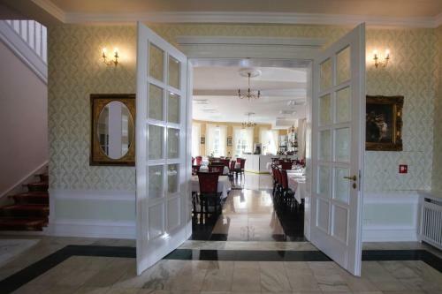 Hotel Folwark ?emino