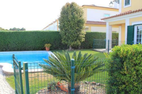 Spacious Villa In Azeit�o (with Private Pool)
