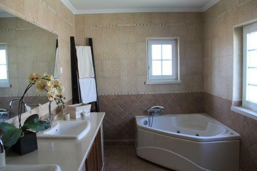 Spacious Villa In Azeit�o (with Private Pool)