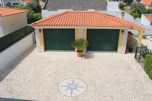 Spacious Villa In Azeit�o (with Private Pool)