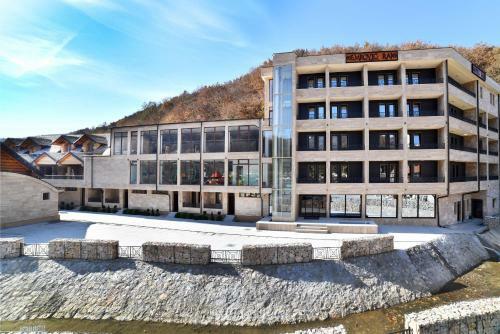 Hotel Emrovic Raj