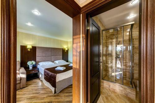 Azaria Hotel