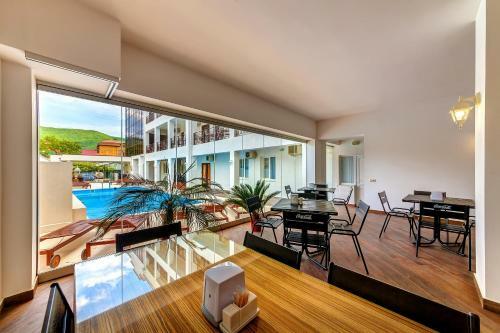 Azaria Hotel