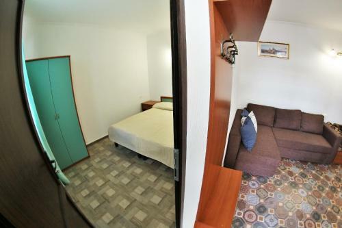 Hostal Lakoniya Guest House
