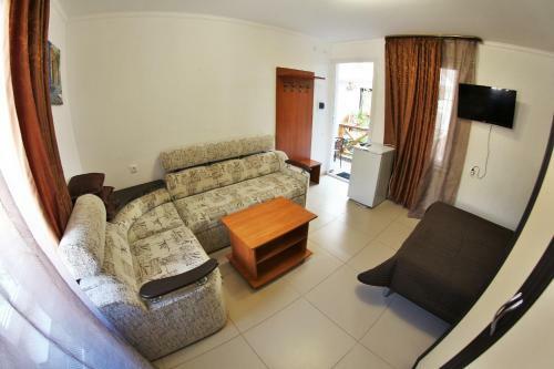 Hostal Lakoniya Guest House