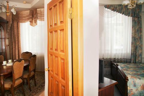 Hotel Equator Lite