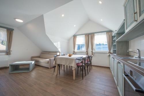 Hostal Apartments And Rooms Tolc