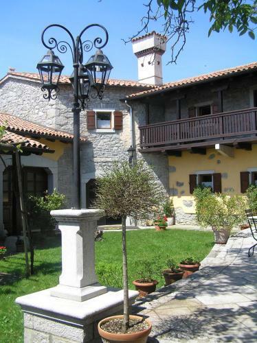 Hostal Guesthouse Domacija Sajna