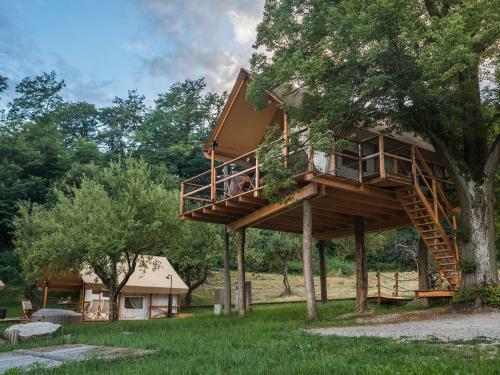 Chateau Ram?ak, Vineyard Glamping Resort