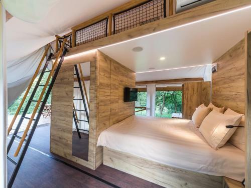 Chateau Ram?ak, Vineyard Glamping Resort
