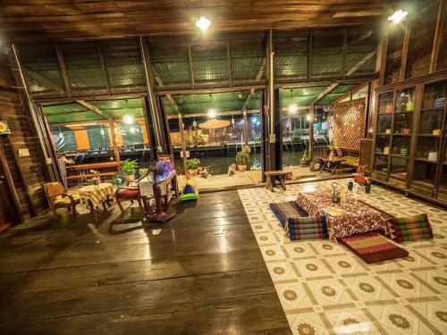 Baanklong Amphawa Homestay
