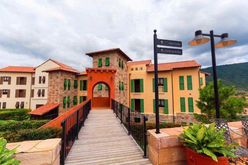 Hotel Toscana Town Square Suites