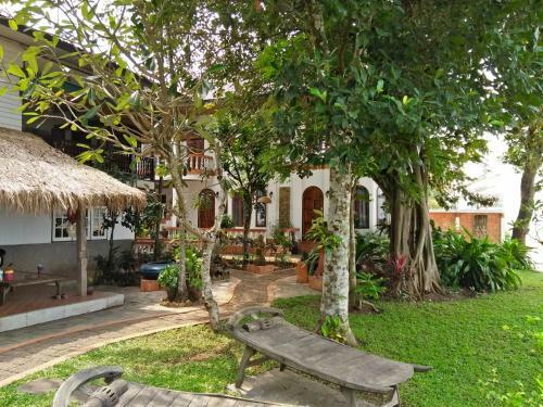 Hostal Mut Mee Garden Guest House