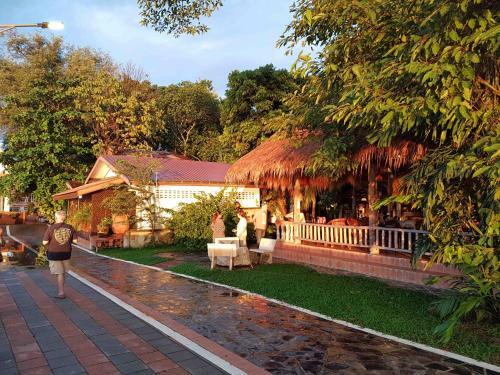 Hostal Mut Mee Garden Guest House