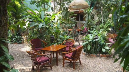 Hostal Mut Mee Garden Guest House