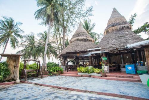 Hotel B52 Beach Resort