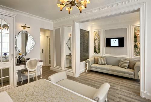 Mirrors Hotel
