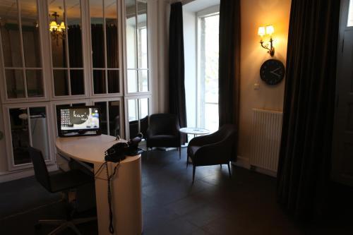 Kar's Hotel