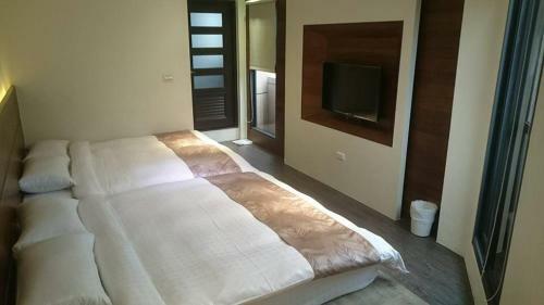 Happy Hotel