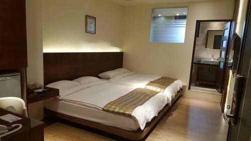 Happy Hotel