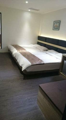 Happy Hotel