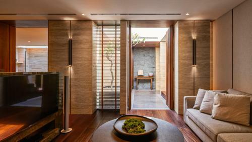 Hotel Villa 32 (guests Must Be 16+)