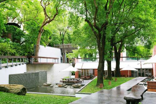 Hotel Villa 32 (guests Must Be 16+)