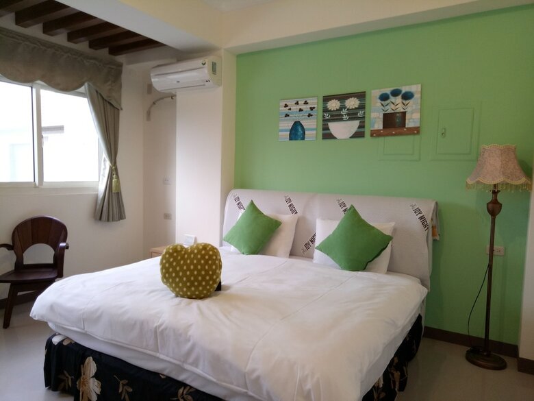 Bed & Breakfast Love Fun House
