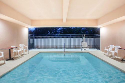 Hotel Ramada By Wyndham Fresno Northwest