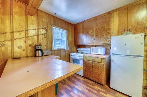Spruce Grove Snowshoe Cabin