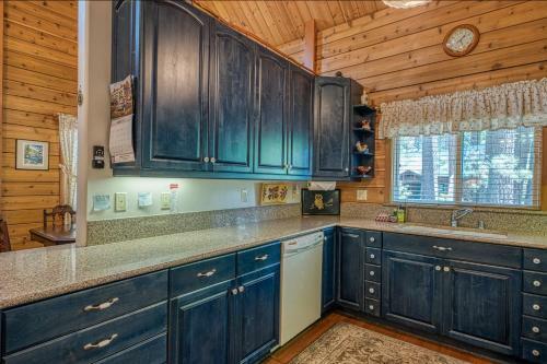 Charming Log Cabin At Al Tahoe