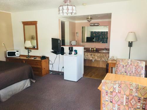 Redwood Arms Motel